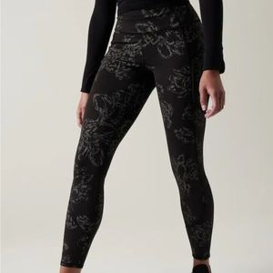 ❗️SOLD❗️NWOT Athleta Rainer Reflective Tight In Aluna Bloom Black